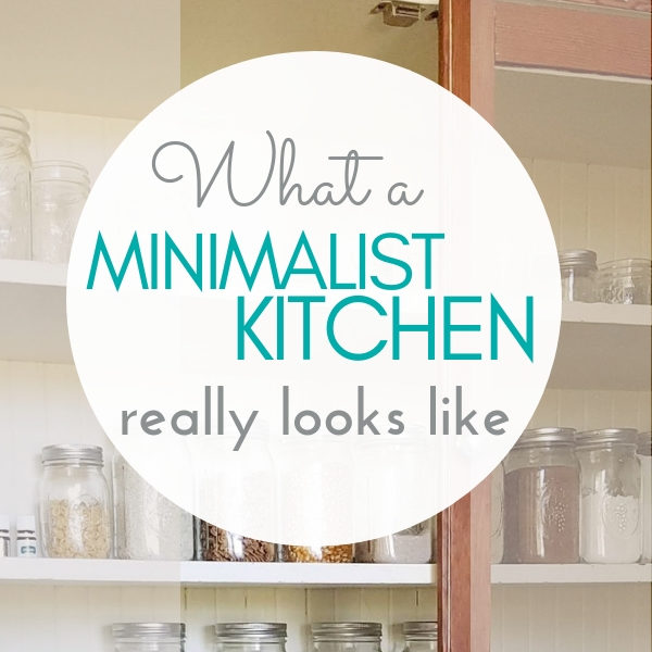 What does a minimalist kitchen actually look like? Peek at pictures of my simple, decluttered family kitchen! || kitchen organization | organizing tips | #minimalism #minimalist #decluttering #homeorganization