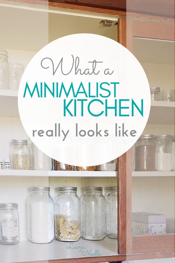 What does a minimalist kitchen actually look like? Peek at pictures of my simple, decluttered family kitchen! || kitchen organization | organizing tips | #minimalism #minimalist #decluttering #homeorganization 